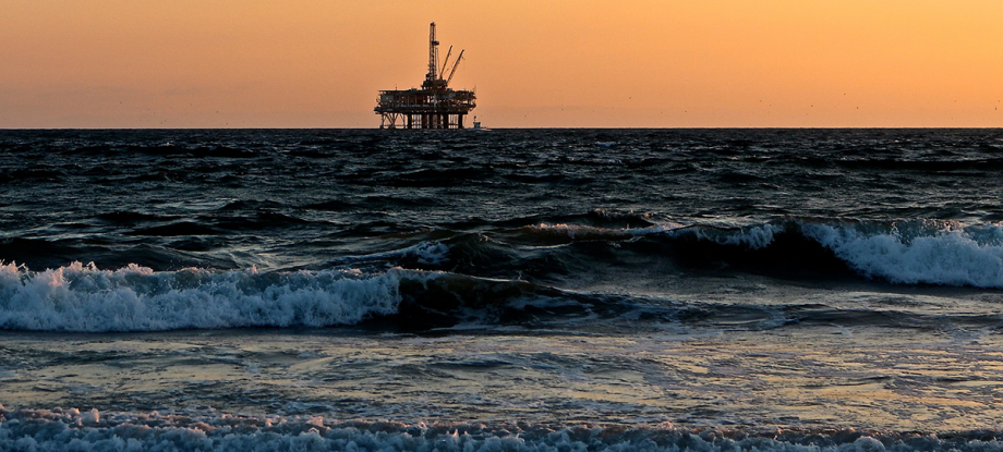 Oil rig in the middle of the sea news.