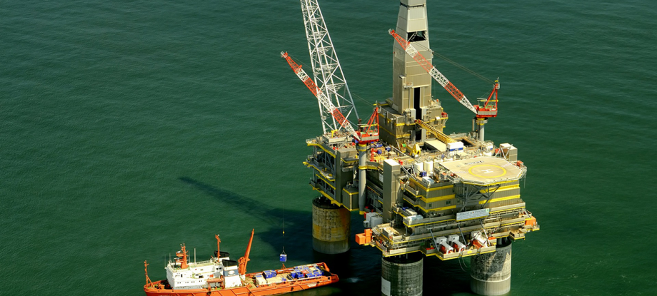 oil rig in the sea in saudi